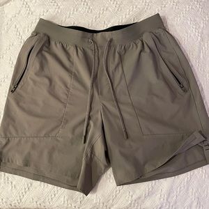 Lululemon - License to Train Shorts - Large